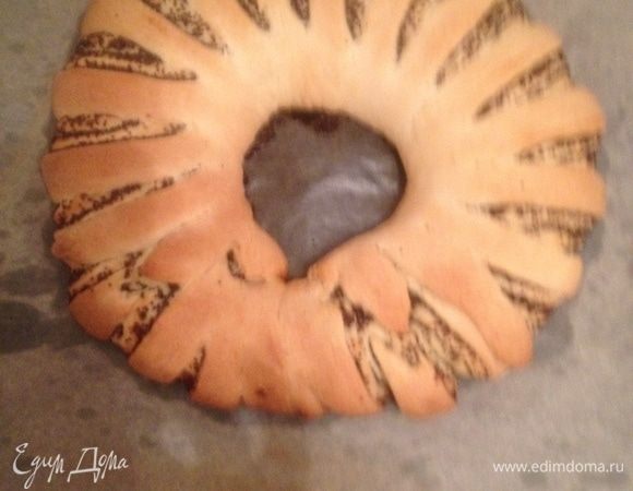 Через пол часа наш рулет зарумянился. Для своих гостей предложила испробовать с абрикосовым джемом.