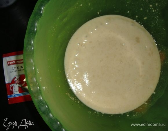 Приготовим опару: дрожжи, 1 столовую ложку сахара, 1 столовую ложку муки перемешать и залить теплой водой. Поставить в теплое место минут на 15. 