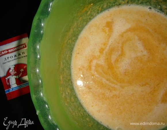 Вливаем теплое молоко.