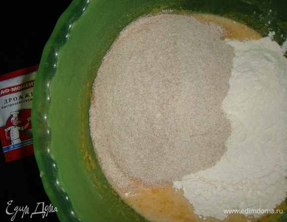 Просеиваем два вида муки и начинаем замешивать тесто.