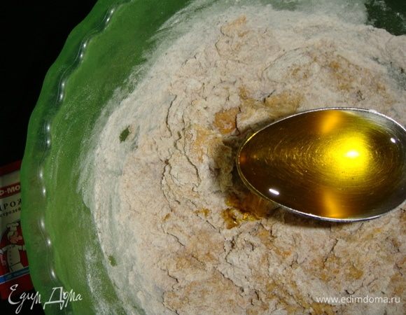 Добавляем горчичное масло и хорошо вымешиваем тесто.