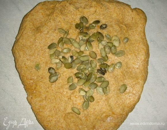 Всыпаем две горсти жаренных тыквенных семечек и вымешиваем тесто.