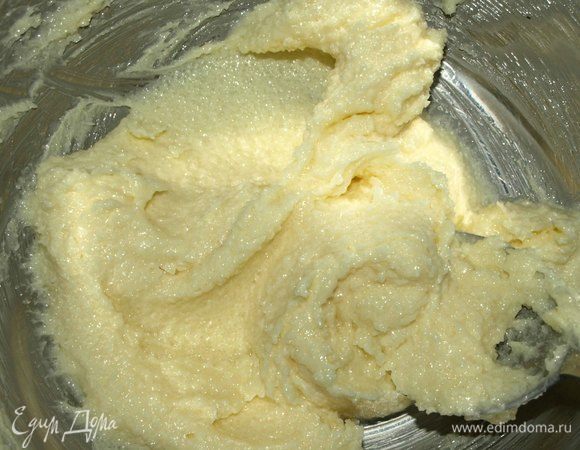 Размягченное масло взбить в кремообразную массу ложкой или миксером. 