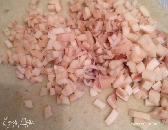 Тушки кальмара мелко нарезать и в салатницу.