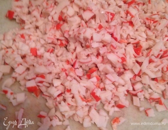 Крабовое мясо Vici мелко нашинковать и в салатницу.