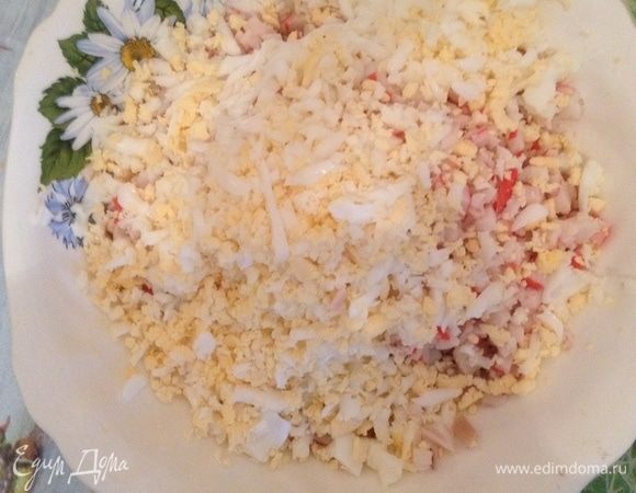 Отварные яйца, сыр натереть на терке.