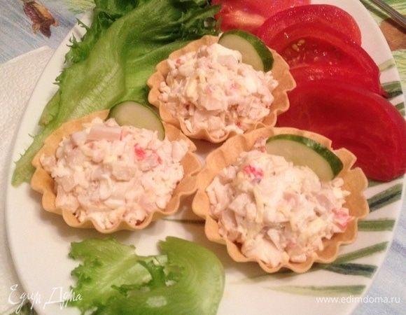 Разложить салат в порционные тарталетки, перед тем как сесть за стол, чтобы корзиночки оставались хрустящие.
Закуска готова, приятного аппетита!