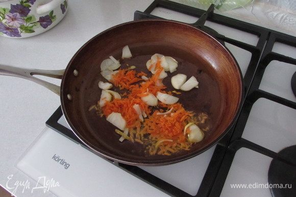 Обжарить лук с морковью на растительном масле на сковороде.