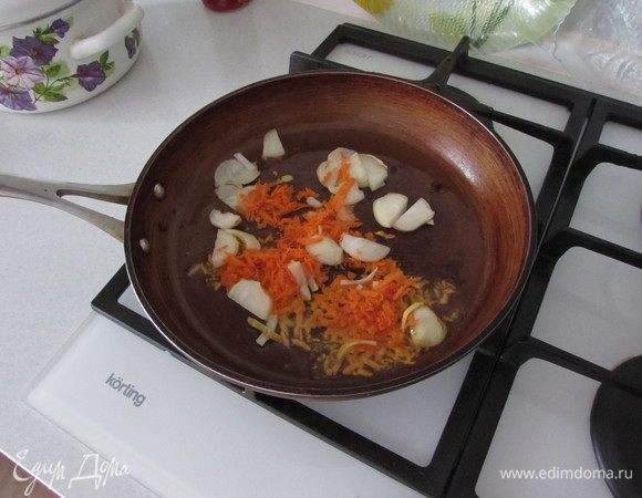 Обжарить лук с морковью на растительном масле на сковороде.