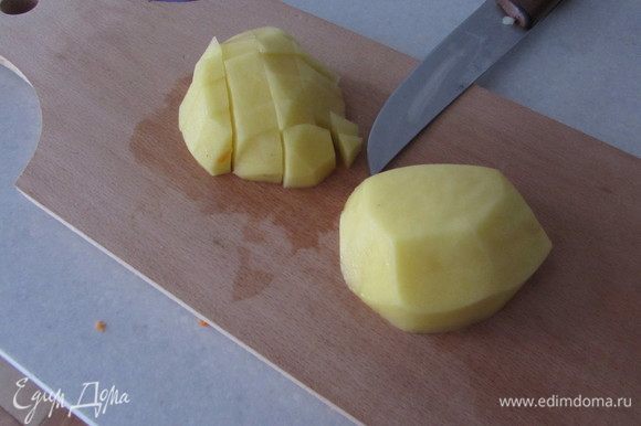 Нарезать картошку крупными кубиками.