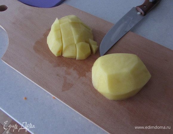 Нарезать картошку крупными кубиками.