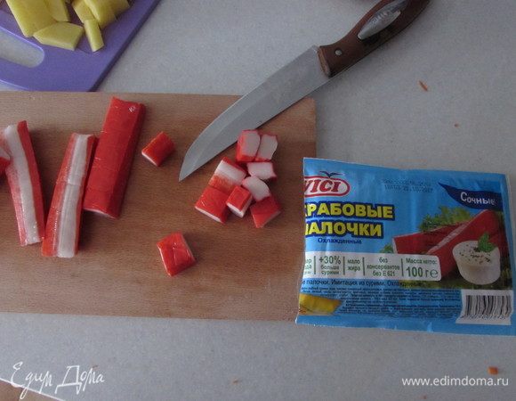 Нарезать крабовые палочки тоже крупными кубиками.