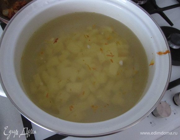 В кастрюлю налить примерно 2,5 литра воды, довести до кипения, посолить, выложить нарезанный картофель. Варить 25 минут.