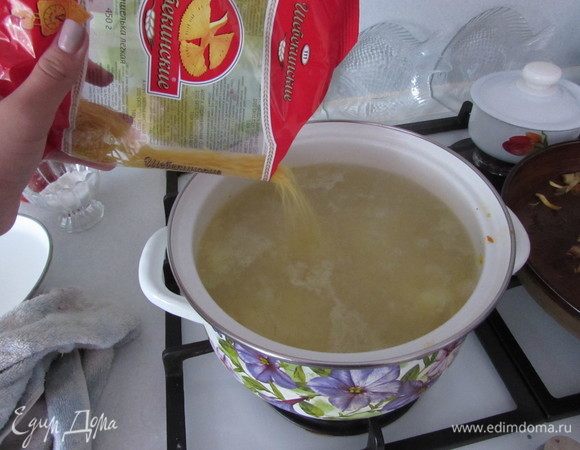 После добавить вермишель и варить еще 5-7 минут.