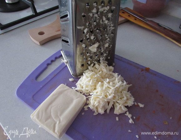 Сыр натереть на крупной терке.