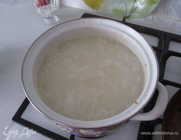 За 5 минут до окончания варки выложить тертый сыр. Надо, чтобы он расплавился.