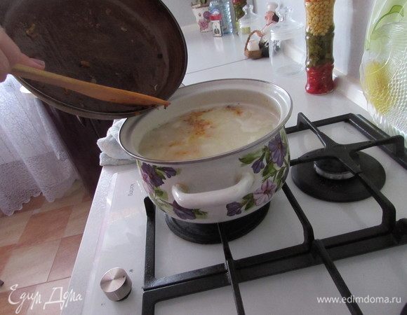 Перед выключением высыпать в кастрюлю жареный лук с морковью.