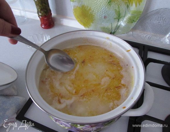 И высыпать в кастрюлю нарезанные крабовые палочки Vici, перемешать.