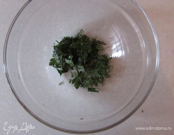 Нарезать петрушку и укроп, предварительно промыв их водой.
Я нарезала немного зелени, т.к. у меня творожный сыр с зеленью.