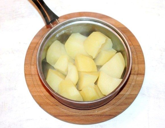 Картофель отвариваем в «мундире», охлаждаем и очищаем. Разрезаем на крупные части.
