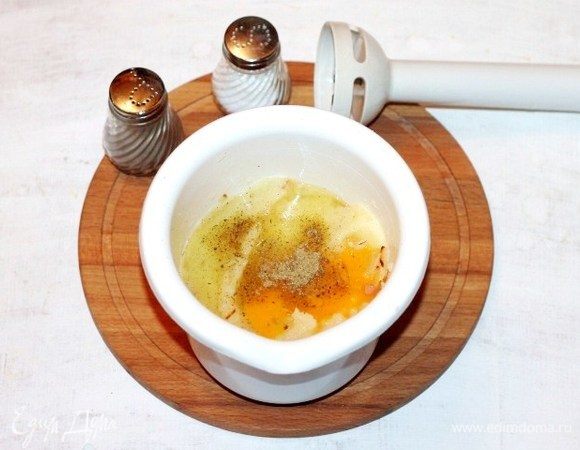 Приготовим картофельное тесто. В чашу блендера кладем картофель, 1 сырое куриное яйцо, 1/2 часть репчатого лука и приправу. У меня приправа «Смесь трав». Солим и перчим. Измельчаем блендером.
Затем по 1 ст. л.  добавляем панировочные сухари. Тесто должно быть как на оладьи. Даем тесту минут 10 «настояться», т. е. пропитаться сухарям.
