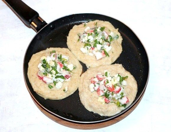 Разогреваем растительное масло и выкладываем тесто, формируем блинчики. У меня теста хватило на 4 блина. На блинчики кладем начинку. Запекаем на тихом огне.
