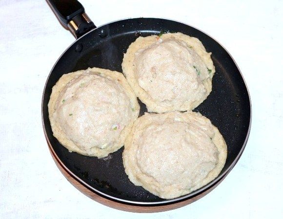 Когда у нижнего блина образуется нежная корочка, закрываем начинку тестом.
