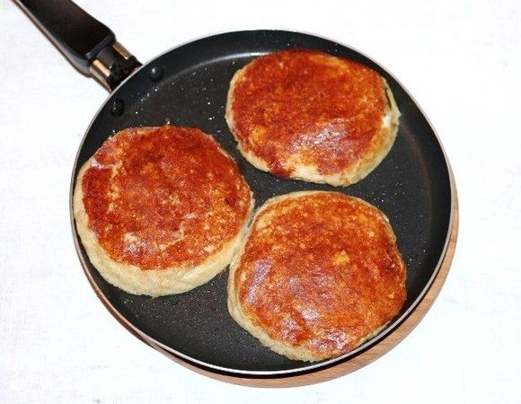 А когда у нижнего блина образуется коричневая корочка, блины переворачиваем и обжариваем с другой стороны. 