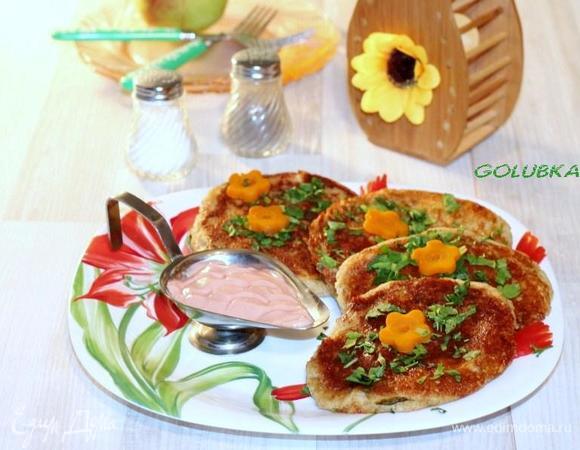 При подаче блины посыпаем порубленной петрушкой (1/2 часть) и подаем с соусом.
