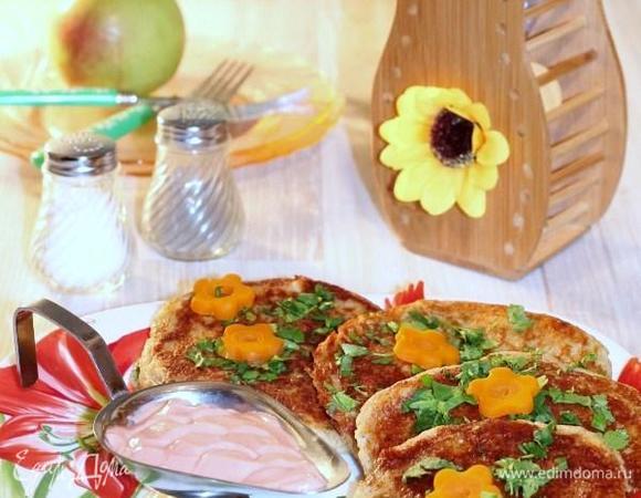 Соус: кетчуп смешиваем со сметаной и очищенным, прессованным зубчиком чеснока. Добавляем соль, перец и подаем.