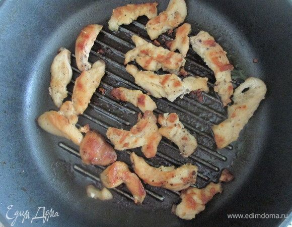 Разогреть в сковороде-гриль масло растительное и обжарить грудку с двух сторон.
