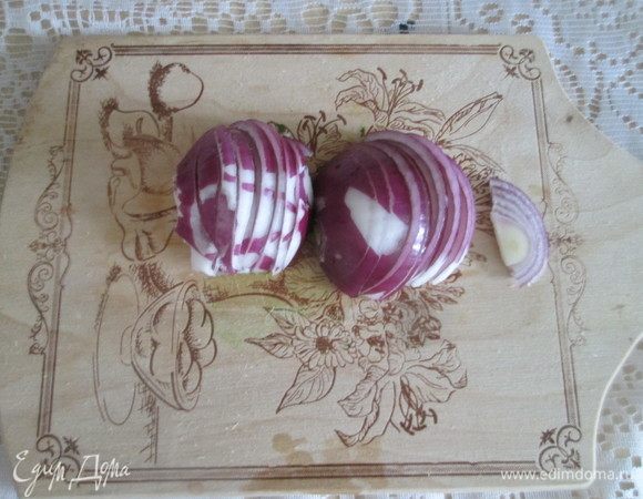 Лук нарезать полукольцами.