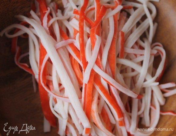 Крабовые палочки ТМ VICI порвать вдоль, руками, в струны.