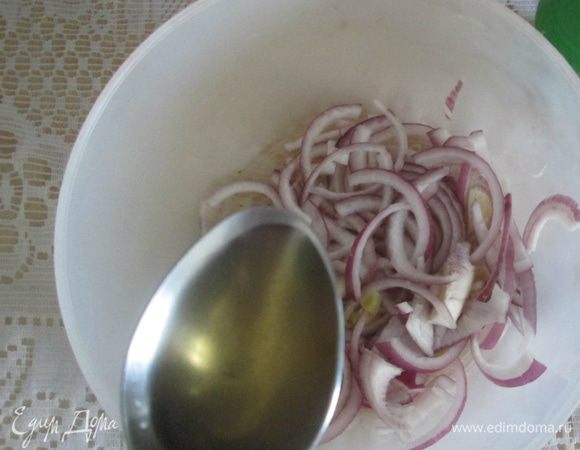 Нарезанный лук перемешать с лаймовым соком ТМ SICILIA.

