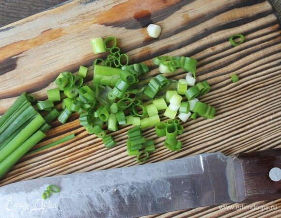 Лук мелко порезать.