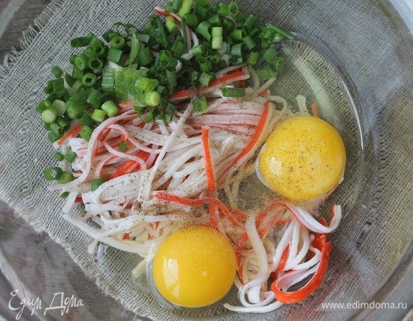 Соединить в миске крабовые палочки, лук, яйца, соль, перец.