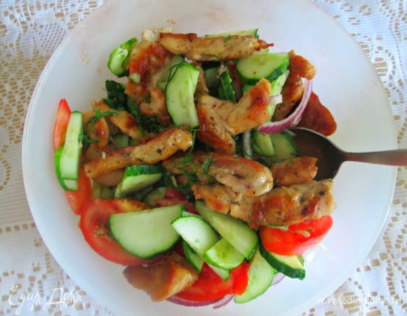 Все готовые ингредиенты перемешать в салатнице.
