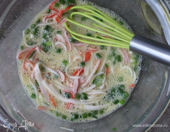 Все хорошо перемешать и слегка взбить венчиком.