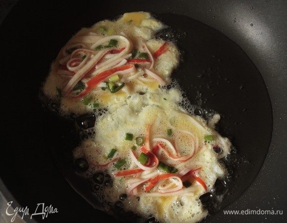 В разогретую с подсолнечным маслом сковороду, выкладываем ложкой нашу смесь. Жарим с двух сторон до золотистого цвета.