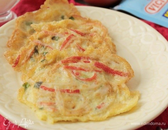 Подаем мини-омлеты к столу в горячем виде.