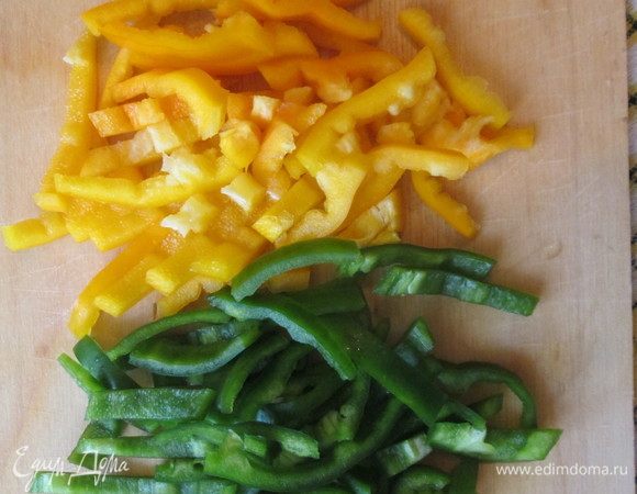 Болгарский перец нарезать кусочками.