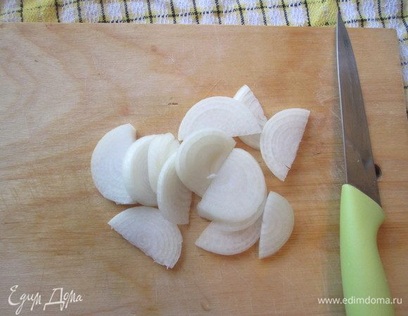 Лук нарезать полукольцами.