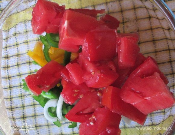 Помидоры нарезать крупными кусочками и добавить к овощам.