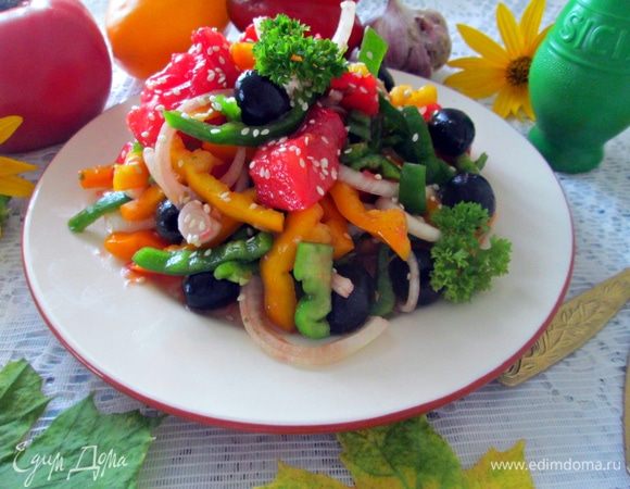 При подаче салат щедро посыпать кунжутом украсить веточкой петрушки. 
Всем приятного аппетита!