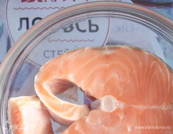 Стейки лосося ТМ «Магуро» разморозьте, обсушите бумажными полотенцами. Сбрызните лимонным соком и белым вином, накройте пленкой и оставьте мариноваться 15-20 минут.