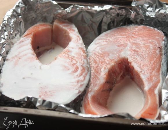 Как только лосось замаринуется, выложите его в форму для запекания, чуть-чуть полейте сливками 10% жирности, тщательно «укутайте» фольгой и запекайте в разогретой духовке при 200°С в течение 10-15 минут. Сливки нужны, чтобы лосось получился более нежным.
По желанию еще можно добавить свежий тимьян, он очень идет к красной рыбе.