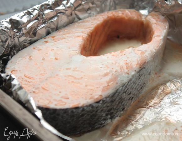 Готовые стейки достаньте из духовки и дайте им немножко отдохнуть и «дойти». 