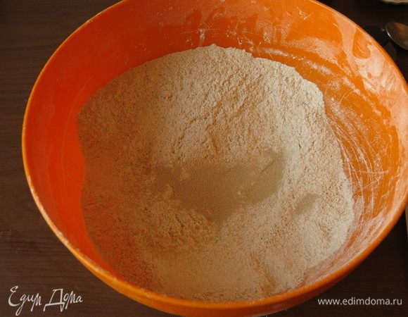 Всыпаем дрожжи, сахар. Если дрожжи надо активировать, то в небольшом количестве теплой воды с ложкой сахара растворяем дрожжи.