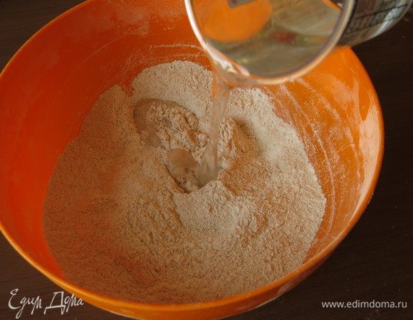 Вливаем воду.