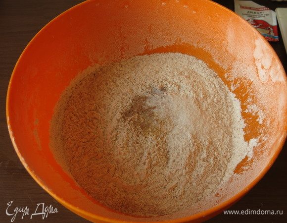 Смешаем два вида муки, кладем специи.
